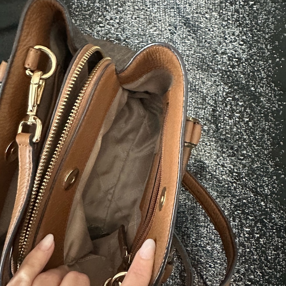 Michael Kors monogram crossbody/tote - Picture 7 of 9